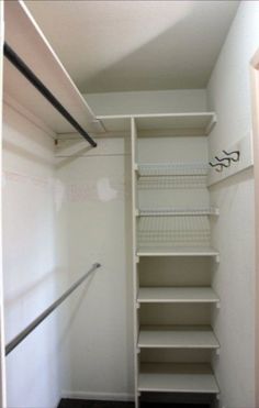 Small Walk In Closet Organization, Diy Kast, Small Master Closet, Narrow Closet, Apartemen Studio, Closet Small Bedroom