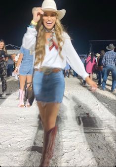 Casual Country Outfits, Barbie Aesthetic, Rodeo Life, Western Life, Western Girl, Country Girl, Country Outfits