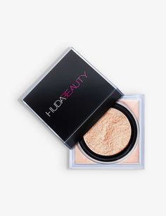 The secret to locking your make-up in place all day? Well, it lies inside the Easy Bake loose powder by Huda Beauty, of course. Powered by ultra-refined pigments, this lightweight formula dusts across the skin to create a translucent veil that controls shine, colour corrects, and highlights the different contours of the face. What's more, it's designed to withstand facial movements to prevent creasing or fading throughout the day.| Huda Beauty Easy Bake loose powderApplication: apply a generous Huda Beauty Powder Peach Pie, Huda Beauty Powder, Facial Movements, Makeup Collection Goals, Pie Easy, Viral Makeup, Easy Bake, Xmas List, Peach Pie