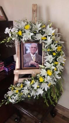 Wreaths For Funerals, Advent Church Decorations, Small Wedding Decor, Sympathy Arrangements, Flower Picture Frames, Grave Flowers, Gazebo Wedding, Ikebana Flower Arrangement, Church Flower Arrangements