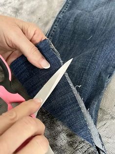 How to Fray Jeans for Easy DIY Chic Denim Style - Sonata Home Design Fit Jeans Diy, Frayed Flare Jeans, Frayed Hem Jeans, Altering Clothes