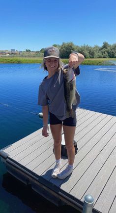 Country Life Style Aesthetic, Lake Clothes Ideas Summer Outfits, Country Camping Outfits, Lake Outfits Aesthetic, Going Fishing Outfit, Fishing Outfit Aesthetic, Summer Lake House Outfits, Fishing Trip Outfit Woman, Country Concert Outfit Ideas October