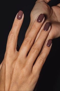 Dark Summer Nail Colors, Warm Tone Nail Colors, Tan Jumper Outfit, Fall Nails 2024 Brown, Squoval Nails Winter, Fall Nail Colors Brown Skin, Nails On Brown Skin Hands, Gel Nails Tan Skin, Nail Inspo For Brown Skin