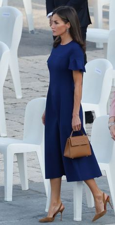 Queen Leticia Dress, French Formal Outfit, Queen Letizia Style Dresses, Queen Letizia Outfits, Queen Letizia Style, Elegant Outfit Classy, Stylish Short Dresses, Letizia Of Spain, Elegant Feminine