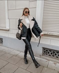 What To Wear With Leather Leggings, Leather Leggings Outfit, Aviator Jacket, Outfit Trends, All Black Outfit, Mode Inspo