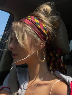 Serena Van Der Woodsen Hair Scarf, Hairstyles For Blondes, Buns Hairstyles, Short Hair Inspiration, Rainy Day Hairstyles, Trendy Short Hairstyles, Hair Scarf Styles, Scarf Hair, Hair Stylies