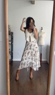 Summer Show Outfit, Outfit Ideas For California, Western Romance Outfit, Casual Business Party Outfit, Summer Drinking Outfit, 80s Going Out Fashion, Mid 20s Outfits Casual, Spring Outfits For Rainy Days, Country Concert Spring Outfit