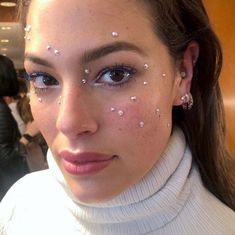 Crystal Freckles, Rhinestone Freckles, Pearl Makeup Looks, Face Pearls, Freckles Makeup, Face Crystals, Blue Mascara, Crystal Makeup