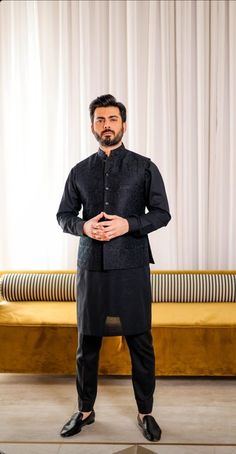 Shalwar Kameez Poses Men, Kurta Waistcoat Men, Indian Wedding Suits Men, Grooms Outfit, Brother Wedding, Desi Clothing, Pakistani People