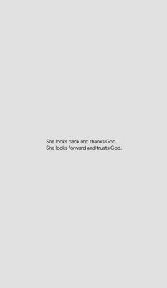 a white and black photo with the words she looks back and thinks god she looks forward and trusts god