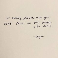 a handwritten quote on white paper that says so many people love you, don't focus on the people who do not