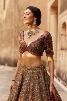 Indian Engagement Dress, Golden Lehenga, Brocade Lehenga, Dori Work, Gold Lehenga, Saree With Belt, Desi Outfits, Indian Bridal Photos