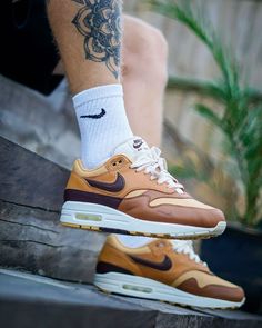 La Air Max 1 SNKRS Day Brown
 est disponible sur wethenew.com ➖ 📸 @_marshallahsram_ Nike Air Max Retro, Air Max 1 Og, Snicker Shoes, 90 Shoes, Nike Casual, Retro 2, Cheap Nike Air Max, Tenis Nike, Shoes Sale