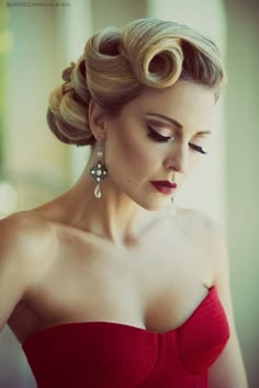 29 Stunning Vintage Wedding Hairstyles    we ❤ this!  moncheribridals.com Retro Wedding Hair, Vintage Updo, Trendy Updos, Pin Up Outfits, Pin Up Hair, Pin Curls