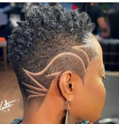 Fades For Women, Female Haircut Designs, Female Fade Haircut, Badass Haircut, Short Hair Blowout, Haircut For Black Women, Fade Haircut Designs, Short Natural Curly Hair