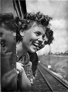 Moskou trein A Course In Miracles, We Are The World, Joy Of Life, People Laughing, All Smiles, Bw Photo, Joy And Happiness