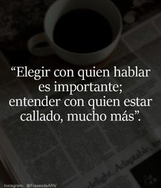 a cup of coffee sitting on top of a table next to a newspaper with the caption elegir con quien hablar es importante