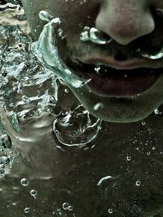 a close up of a person's face with water splashing on it and the words, athanarea la traccacidad