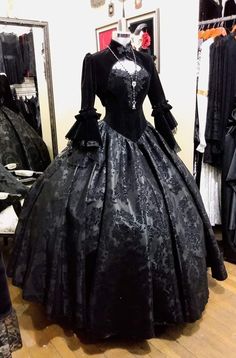 Wedding Dresses Victorian, Bridal Ball Gowns, Steampunk Vampire, Dresses Victorian, Vampire Wedding, Black Steampunk, Vampire Dress, Victorian Wedding Dress