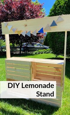 an outdoor lemonade stand made out of pallets and wood with the words diy lemonade stand on it