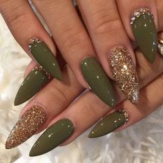 nails Fall nail art trends for 2022 are a combination of excess and subtle. Imagine having pearls on your nude nails or metallic stripes on a matte base. There are lo... Gold Stiletto Nails, Ongles Gel Violet, Olive Nails, Coffin Nails Matte, Golden Nails, Pointed Nails, Acrylic Nail Art, Nailed It, Bling Nails