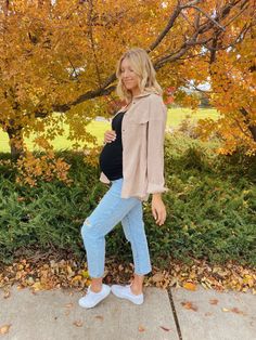 Boyfriend Jeans Maternity Outfit, Outfit Ideas Pregnant Winter, Fall Maternity Outfits Jeans, Jean Pregnancy Outfits, Maternity Outfits Jeans, Pregnant Jeans Outfit, Pregnancy Jeans Outfits, Midsize Pregnancy