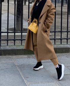 Runners Outfit, Balenciaga Runners, Sneaker Style, Sneakers Fashion, Balenciaga, Duster Coat, Trench Coat