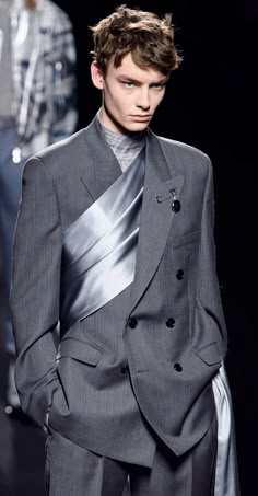 Dior Men Suit, Dior Male Fashion, Dior Fashion Show Men, Dior Menswear Runway, Christian Dior Menswear, Hunger Games Fashion, Dior Fashion Show, High Fashion Men, Prom Inspiration
