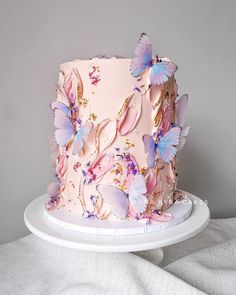 Sydney Buttercream Wedding Cake with Butterflies Kek Kahwin, Pastel Cupcakes, Pretty Birthday Cakes