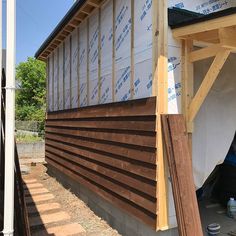 物置DIYで屋外にも収納スペースを♪おしゃれで機能的なストレージハウス Cedar House Siding, Japan House Design, Wood Siding Exterior, Log Cabin Rustic, Shed Building Plans, Rustic Bathroom Designs, Cedar Homes, Cedar Siding