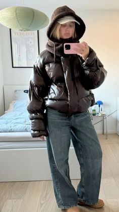 Colourful Puffer Jacket Outfit, Elegant Women Winter Outfits, Going Out Jacket Winter, Black Puffer Outfit Aesthetic, Small Puffer Jacket Outfit, Winter Outfits Cold Jackets, Fur Lined Leather Jacket Outfit, Winter Outfit Puffer Jacket, Y2k Style Winter