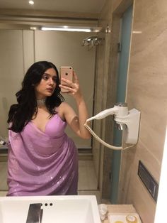 Hot Mirror Poses For Instagram, Farewell Sarees Colleges, Farewell Sarees, Ancient Costume, Fancy Sarees Party Wear, Girl Crush Fashion, Instagram B