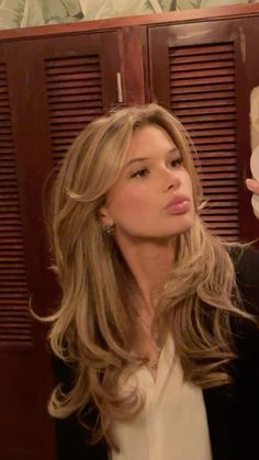 Layer Haircut Fine Hair, Curtain Bangs With A Lot Of Layers, 90s Waves Hair, Beige Golden Blonde Hair, Vs Angel Haircut, Serena Van Der Woodsen Hair Layers, Blonde 40 Year Old Women, 2000s Blowout Hair, Vs Bombshell Hair