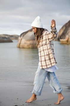 Seattle Outfit Inspo Summer, Flannel Shirt Outfit Women Winter, Long Flannel Shirt Outfit, Flannel Shirt Outfit Women, Women Flannel Shirt, Granola Fashion, Flannel Shirt Outfit, Women Flannel, Daytime Outfits