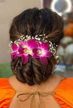 Flower Bun Hairstyle, Indian Bun Hairstyles, Lehenga Hairstyles, Bridal Hair Decorations, Bridal Hairstyle Indian Wedding, Hair Style On Saree, Flower Bun, Wedding Bun Hairstyles, Engagement Hairstyles