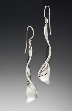 A modern earring design by Adam Neeley. Covet diamond earrings are curvaceous and enchanting. This unique earring design features diamonds sparkling from undulating white gold forms. Also available in rose gold or yellow gold. Unique Diamond Necklace, Real Gold Jewelry, Sparkle Necklace, Gold Wedding Jewelry, Yellow Gold Jewelry