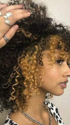 Inspirações para aumentar o glamour. Underneath Hair Color Ideas, Underneath Hair Color, Hidden Hair Color, Skunk Hair, Skunk Stripe, Dyed Curly Hair, Underneath Hair, Highlights Curly Hair, Hair Color Underneath