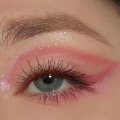 shimmery pink eyeshadow and pink graphic liner Maquillage On Fleek, Concert Makeup, Day Makeup Looks, Pink Eye Makeup, Valentines Day Makeup