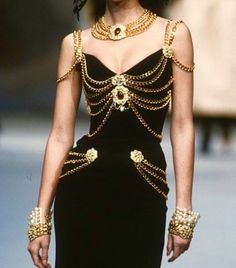 Glamour Decor, Outfit Essentials, Chanel Runway, 90s Runway Fashion, Runway Fashion Couture, Mode Chanel, Chain Dress, Chanel Couture, Chanel Haute Couture