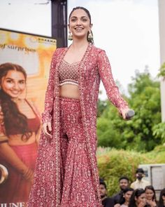 Tops Outfit Ideas, Tops Outfit, Mehendi Outfits, Stylish Crop Top, Bollywood Outfits