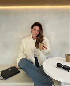 Beige Leather Jacket Outfit, White Leather Jacket Outfit, Cafe Pose, White Jacket Outfit, Cream Leather Jacket, Beige Leather Jacket, Winter Mode Outfits, Jacket Outfit Women