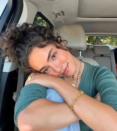 Clean Girl Aesthetic Curly Hair, Brunette Curly Hair Girl, Kiana Davis, Curly Hair Selfie, Short Curly Wavy Hair, Brunette Curly Hair, Curly Brunette, Wavy Curly Hair