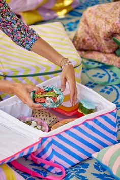 Anyone heading out this weekend? These stylish cooler bags are must-haves for picnics or beach days - perfect size to carry salads, sandwiches, and beverages 💛⁠