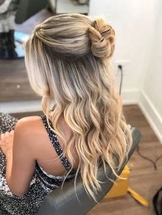 Half Bun Hairstyles, Half Up Half Down Hair Prom, Simple Prom Hair, Prom Hair Down, Ball Hairstyles, Prom Hairstyles, Easy Hairstyles For Long Hair, Half Up Hair, Homecoming Hairstyles