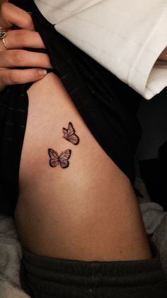 tatouage papillon sur les côtes Small Butterfly Tattoos, Butterfly Neck Tattoo, Small Butterfly Tattoo, Neck Tattoo, Butterfly Tattoo, Future Tattoos, Tatting, Tattoo Ideas, Tattoos