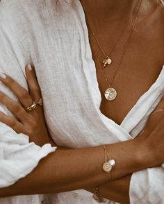 Gold Medallion Necklace, Minimalist Necklace Gold, Jewelry Photography Styling, Living In London, Gold Necklace Layered, Spiritual Jewelry