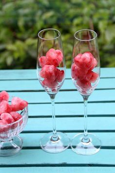 Champagne and strawberry ice cubes in heart shape Colored Ice Cubes, Fruit Ice Cubes, Holiday Drinks Alcohol, Heart Ice, Strawberry Heart, Champagne Birthday, Vegetable Design, Flower Ice