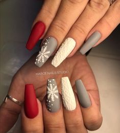 Nail Art Designs Halloween, Frosted Nails, Nails With Snowflakes, Winter Nails 2023, Nails 2023 Trends, Christmas Nail Ideas, Nail Art Halloween, Gold Glitter Nails