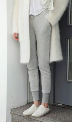 The reason why I chose grey and cream for this weeks outfit inspiration is mainly because of how great these shades go together. Nudes combined with light shades (the grey scale from white to black… How To Wear Leggings, Cute Winter Outfits, Minimal Chic, 가을 패션, Street Fashion