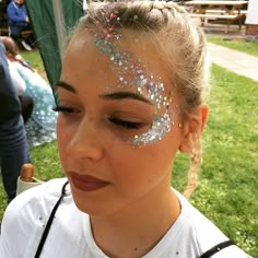 Face Painting Glitter Festival, Mermaid Face Glitter, Simple Face Glitter, Face And Body Glitter Ideas, How To Get Glitter To Stick To Skin, Face Paint With Glitter, Festival Face Glitter Ideas, Glitter Placement Face, Face Glitter Designs